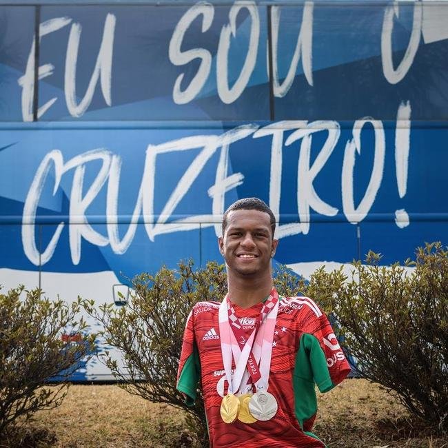 O campeo Gabriel Arajo foi  Toca da Raposa II acompanhar o treino do seu time de corao 