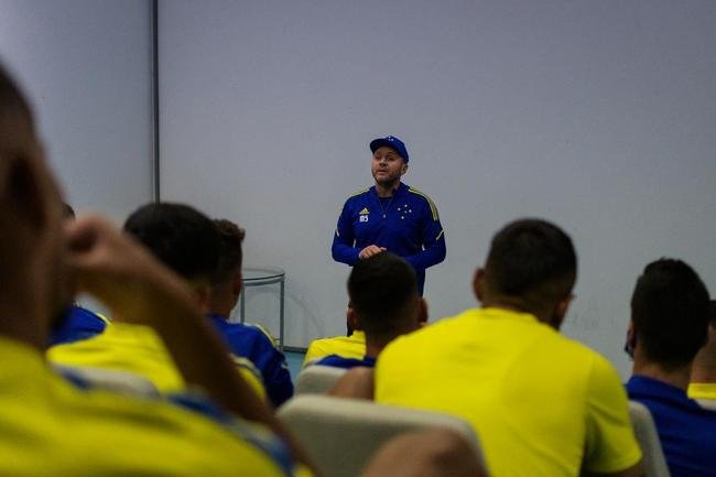 Mozart teve primeiro contato com jogadores do Cruzeiro nesta sexta-feira (11/06), na Toca da Raposa II