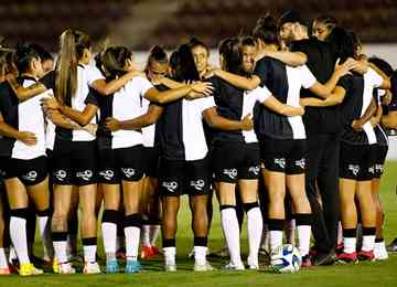 Atletas do time feminino se posicionaram a partir do minuto 87 do jogo da equipe masculina em alusão a 1987, ano do estupro em que Cuca foi condenado