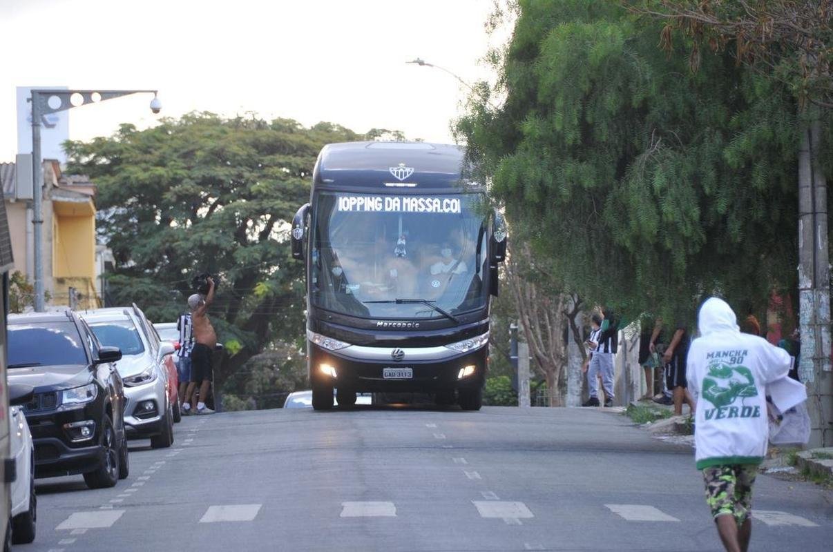 Chegadas de Amrica e Atltico ao Independncia para o jogo de ida da final do Campeonato Mineiro. Delegaes foram recebidas por alguns torcedores no Horto, em BH (Juarez Rodrigues/EM/D. A Press)