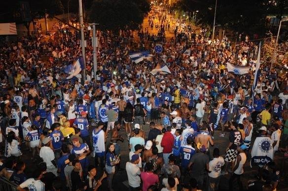 O jogo entre Cruzeiro e Bahia, no Mineiro, foi marcado no somente pela entrega do trofu ao campeo brasileiro, mas tambm por diversas confuses. Integrantes de duas torcidas organizadas entraram em confronto violento do lado de fora do estdio. A Polcia Militar agiu rpido e teve muito trabalho para conter os vndalos. Foi, inclusive, formado um bloqueio com o intuito de evitar mais problemas. Os cruzeirenses que aparecem na galeria de imagens registradas pelo reprter fotogrfico Marcos Vieira esto protegidos pelo cerco, pois no se envolveram em brigas e estavam apenas se retirando do local.