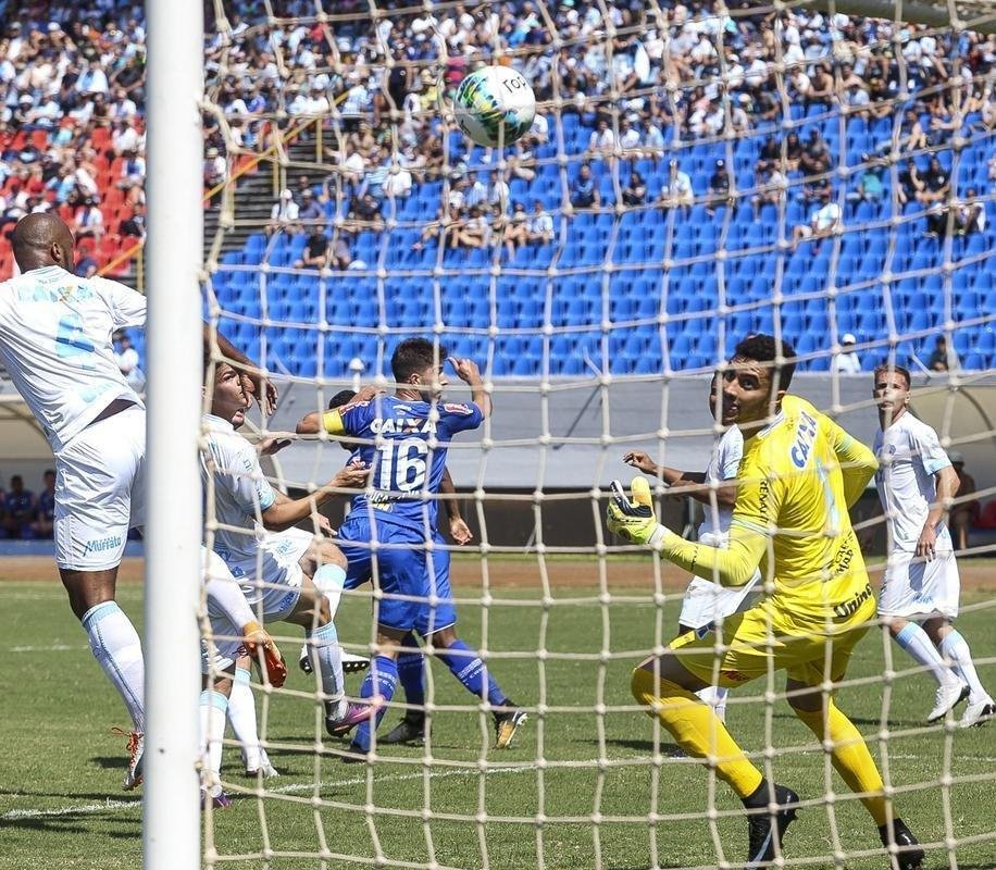 Cruzeiro chegou a abrir 2 a 0 sobre o Londrina, com gols de Lucas Silva e Sassá, mas cedeu o empate no segundo tempo e perdeu nos pênaltis por 3 a 1. Time foi eliminado na semifinal da Primeira Liga.