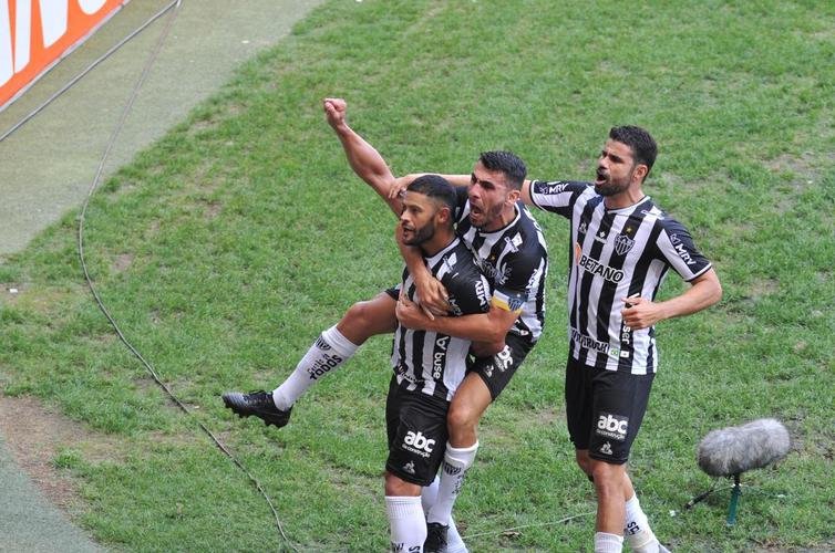 Hulk virou para o Atltico sobre o Fluminense em cobrana de falta perfeita no Mineiro: 2 a 1