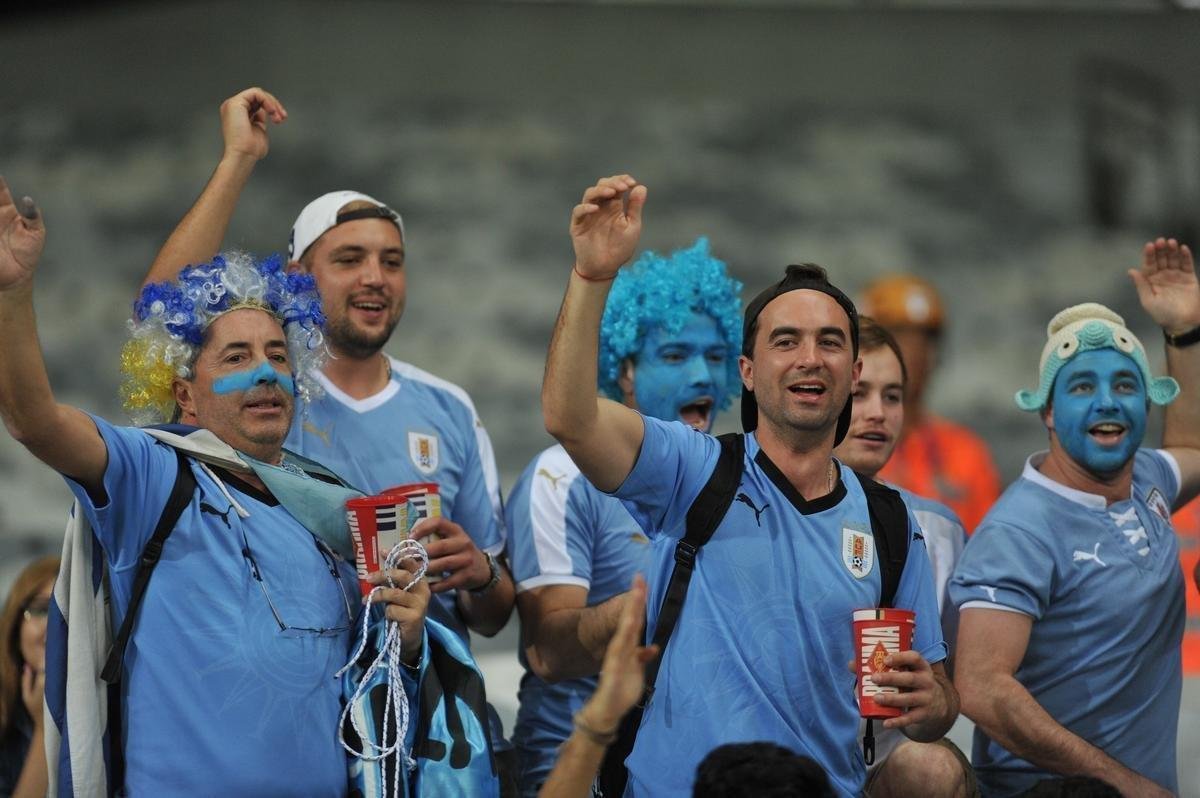 Fotos das torcidas de Uruguai e Equador no Mineiro