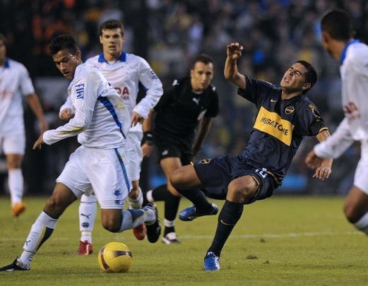 Henrique (16/05/1985) - tinha 22 anos  poca dos jogos contra o Boca Juniors. No duelo em La Bombonera, fazia apenas a stima partida pelo Cruzeiro. Hoje, aos 33 anos,  capito da equipe e est a caminho do jogo de nmero 449 (27 gols marcados). Henrique conquistou na Toca II oito ttulos, sendo cinco estaduais (2008, 2009, 2011, 2014 e 2018), dois Brasileiros (2013 e 2014) e uma Copa do Brasil (2017). No meio de sua trajetria pela agremiao celeste est a passagem pelo Santos, entre 2011 e 2012.