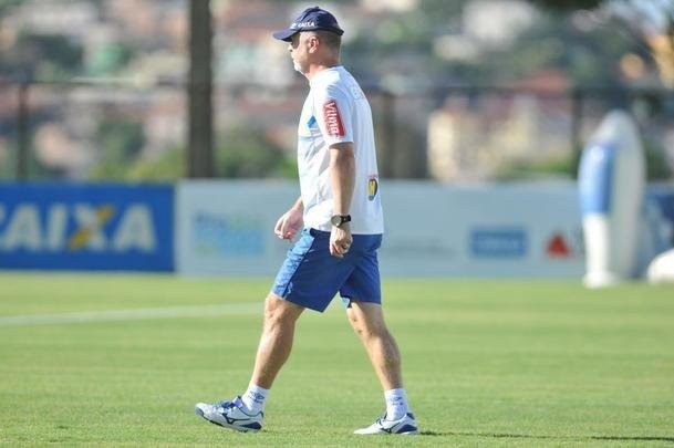 Cruzeiro se reapresentou aps estreia na Copa Libertadores e iniciou sua preparao para o clssico de domingo, s 11h, no Independncia, contra o Atltico, pela nona rodada do Mineiro. As novidades foram as presenas do atacante Sass e do zagueiro Cac, da base. Fred foi vetado devido a um estiramento na panturrilha direita. 