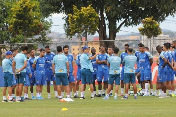 Adilson Batista em ao em seu primeiro treino  frente do Cruzeiro