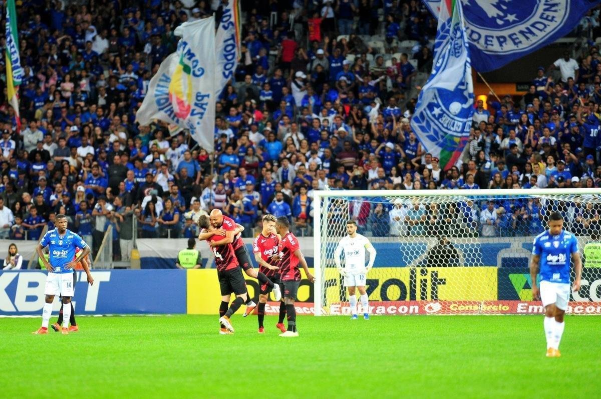 Lances do primeiro tempo de Cruzeiro x Athletico-PR, no Mineiro, pela 12 rodada do Brasileiro; time paranaense saiu na frente na etapa inicial com gol de pnalti do lateral Jonathan