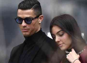 Cristiano Ronaldo e sua mulher, Georgina Rodríguez, anunciaram na segunda-feira a morte de um dos bebês no parto. Ela esperava gêmeos