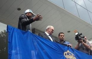 Novo reforo do Cruzeiro, Jlio Baptista foi recepcionado pelo presidente Gilvan de Pinho Tavares e acenou para torcedores da sacada da sede administrativa no Barro Preto