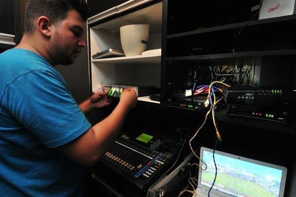 Em bares de Belo Horizonte, torcedores do Cruzeiro tiveram que recorrer a celulares e notebooks para assistir ao duelo com o Huracn, pela Copa Libertadores, via Facebook. Transmisses com o tradicional telo oferecidas por alguns estabelecimentos travaram muito e at foram tiradas do ar. Na verso mobile, resultado foi melhor. Lucas Almeida, funcionrio do Bar Itatiaia, preparando a transmisso, que chegou a ser interrompida pelos seguidos travamentos.