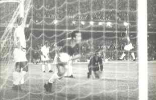 O Cruzeiro foi campeo da Taa Brasil de 1966 sobre o Santos de Pel. No jogo de ida da final, no Mineiro, goleada por 6 a 2. 