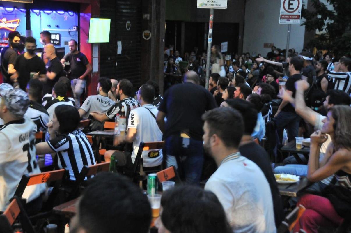 Nesta quinta-feira (2), torcedores do Atltico lotaram os bares de BH para acompanhar Bahia x Galo, jogo adiado da 32 rodada do Campeonato Brasileiro. Na imagem, bares na regio da Savassi.