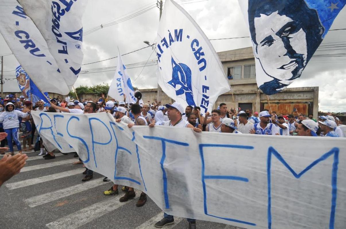 Torcedores do Cruzeiro protestam na porta da Toca da Raposa II, nesta quinta-feira (06/01), contra a sada do goleiro Fbio do clube