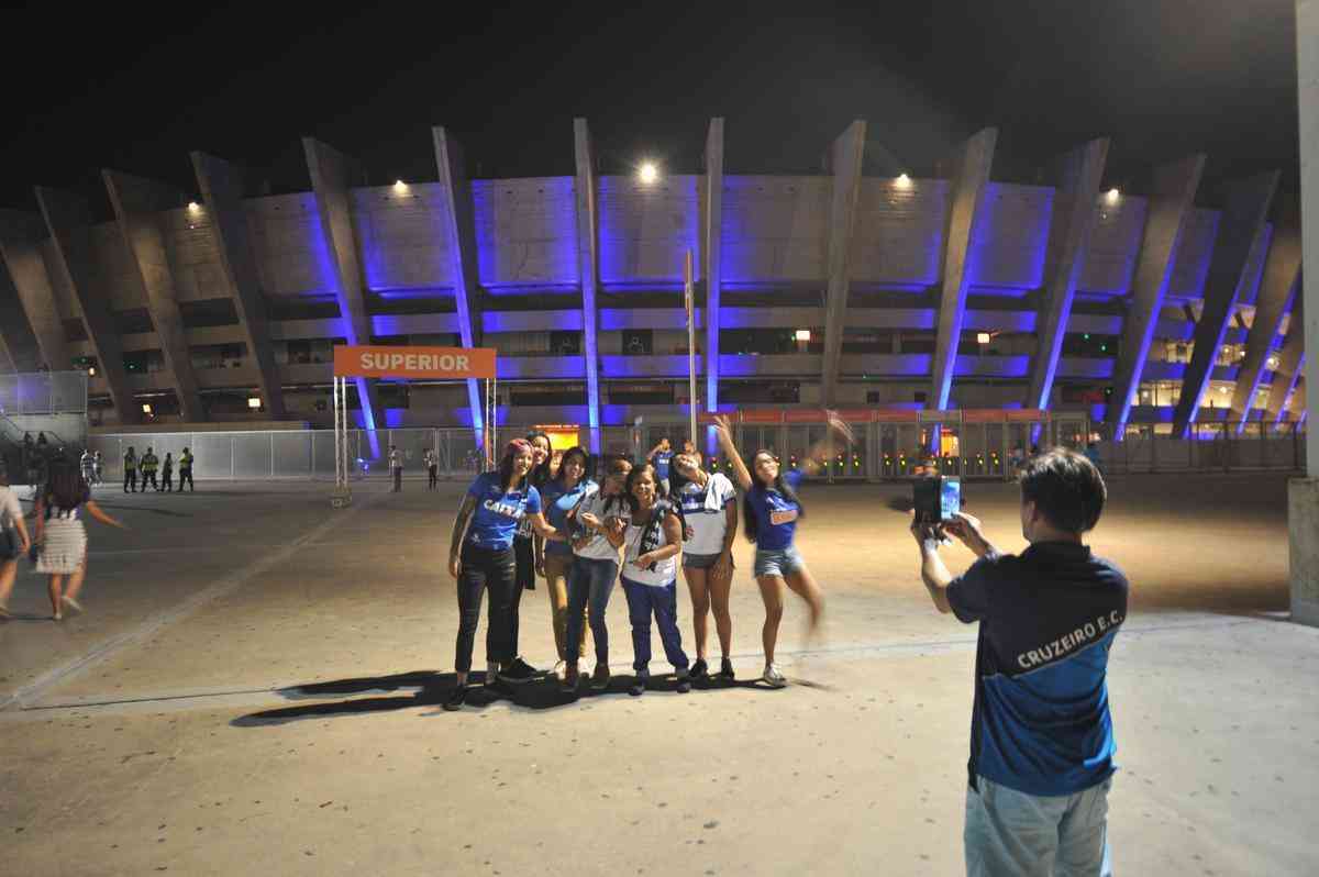 Com lanamento de uniforme e aes voltadas para o Dia Internacional da Mulher, Cruzeiro movimentou esplanada do Mineiro antes de jogo contra a URT (crdito: Juarez Rodrigues/EM D.A Press)