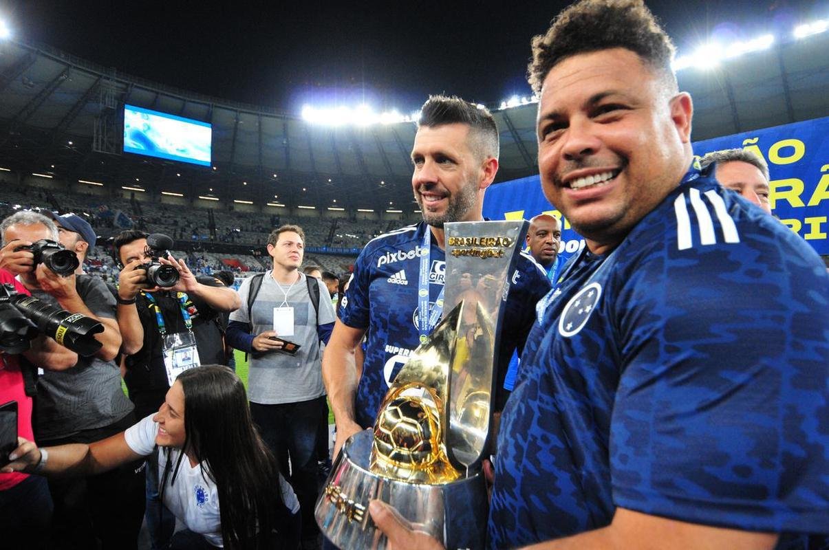 Cruzeiro levanta a taa da Srie B e faz festa no Mineiro