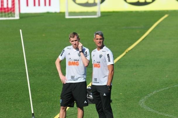 Tcnico Rodrigo Santana comandou treino nesta tera-feira  tarde, na Cidade do Galo, e definiu o time do Atltico para enfrentar o Coln, na Argentina, pela semifinal da Copa Sul-Amercana: Cleiton; Patric, Igor Rabello, Rver e Fbio Santos; Z Welison e Elias; Char, Vincius e Cazares; Franco Di Santo.