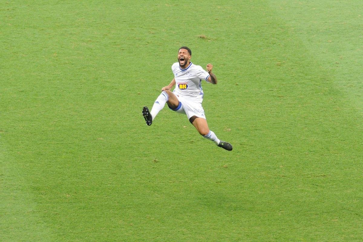 Fotos da comemorao de Filipe Machado aps o gol de falta