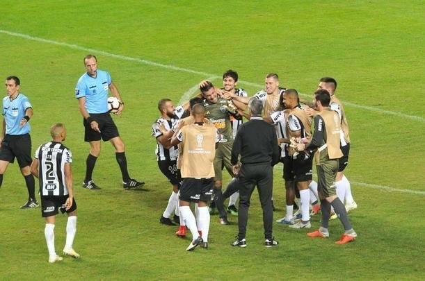 Depois de vitria do Atltico por 1 a 0 no tempo normal, Victor pegou trs pnaltis do Unin La Calera e levou o time alvinegro s oitavas de final da Sul-Americana