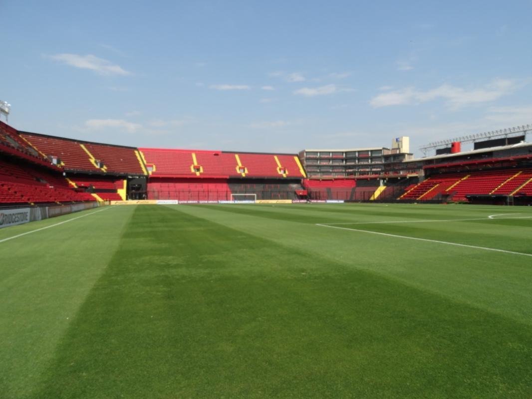 Construdo em 1946, o Cemitrio de Elefantes foi onde o Coln venceu o Santos de Pel, a Seleo Argentina, o Pearol, ento campeo mundial, e os poderosos River Plate e Boca Juniors