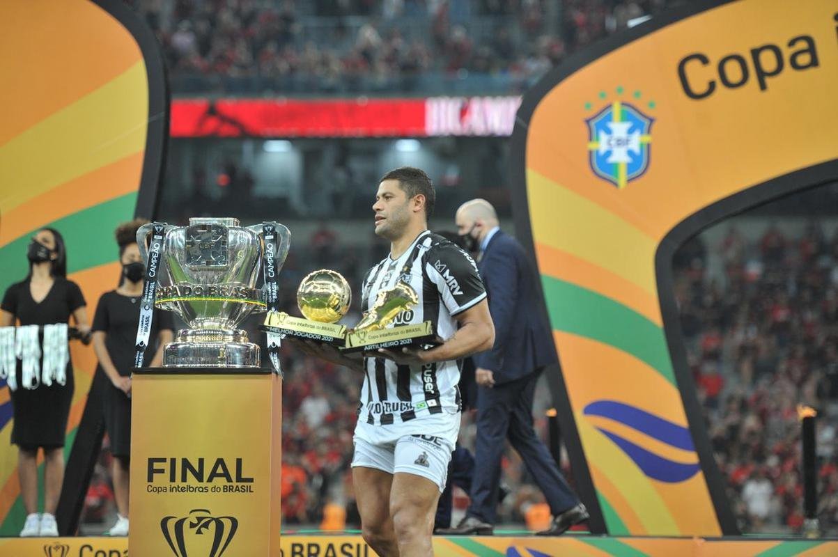 Atltico ergue a taa e festeja bi da Copa do Brasil