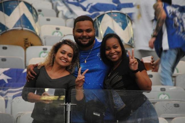 Fotos da chegada da torcida do Cruzeiro ao Mineiro na partida contra o CRB pela Srie B do Brasileiro; longas filas de formaram na esplanada antes da partida