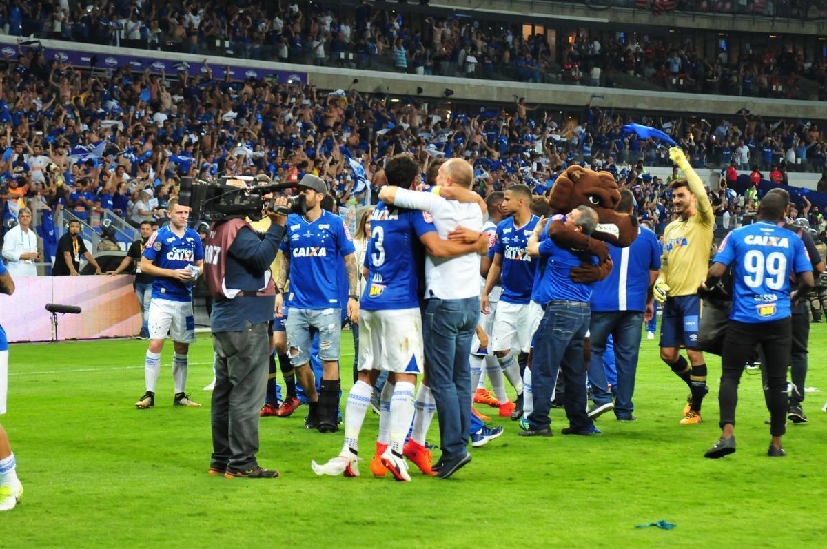 Depois da vitria por 5 a 3 nos pnaltis, que teve Fbio como heri, jogadores e comisso tcnica comemoraram muito no gramado do Mineiro. Capito Henrique ergueu a taa do penta no Gigante