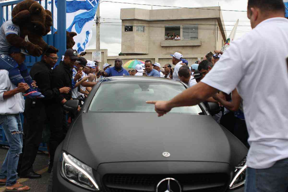 Torcedores do Cruzeiro foram  porta da Toca II apoiar os jogadores na vspera do jogo com o Flamengo