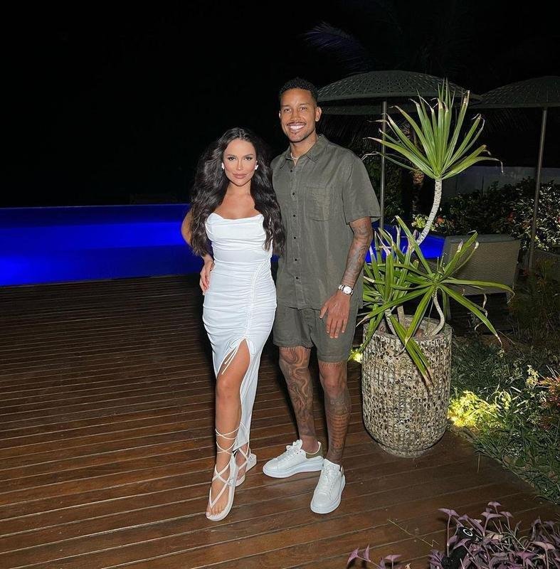 Volante Jair com a noiva em Fernando de Noronha