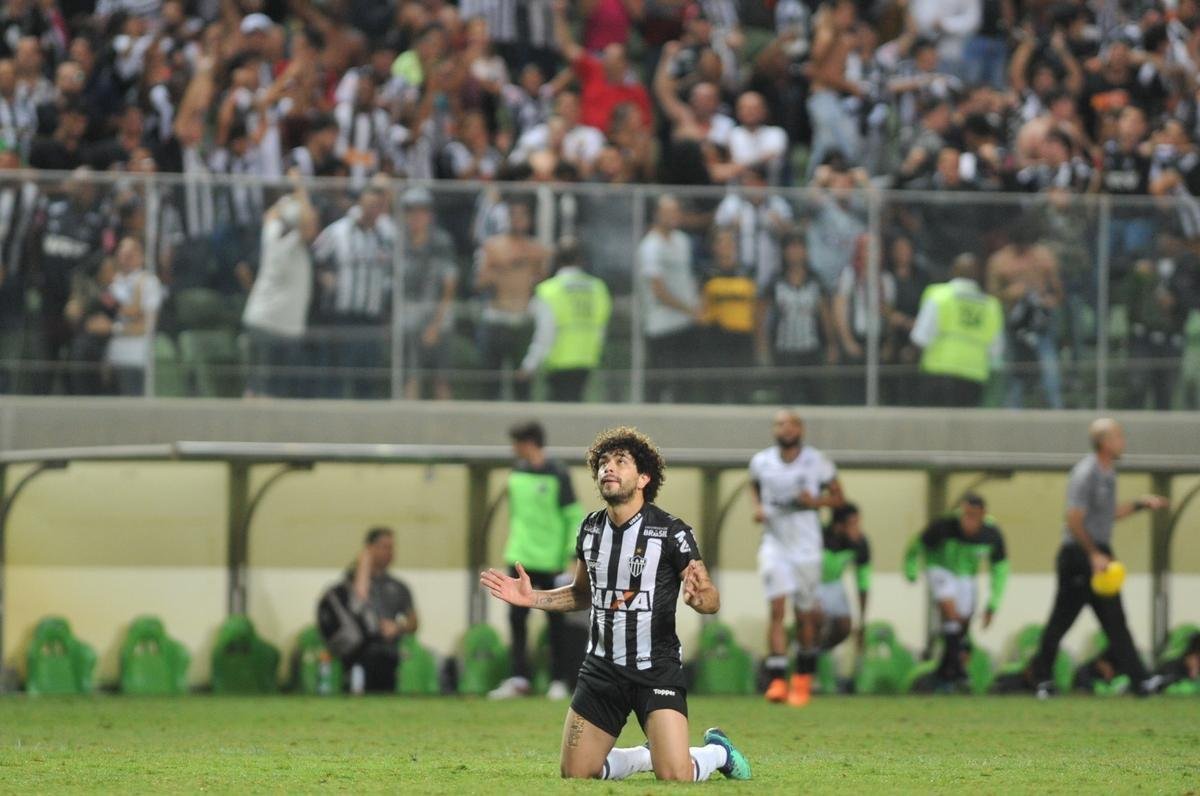 Galo virou no segundo tempo com gols de Rger Guedes e Luan. 