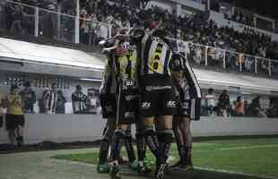 Fotos do jogo entre Santos e Atltico na Vila Belmiro, em Santos, pela 30 rodada do Campeonato Brasileiro