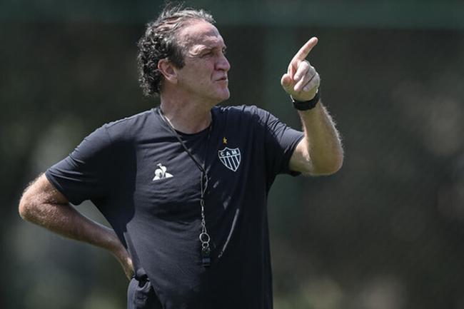 Técnico Cuca define escalação do Atlético para jogo contra o Ceará