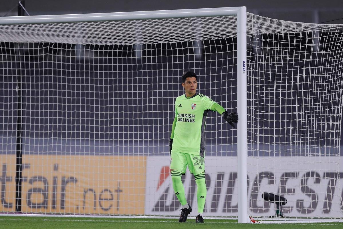 Com 25 casos simultneos de COVID-19, River Plate enfrentou Independiente Santa Fe-COL com apenas 11 jogadores disponveis e com o volante Enzo Prez improvisado como goleiro.