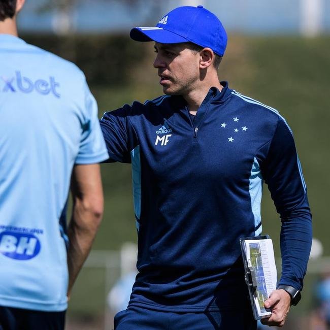 Fotos do treino do Cruzeiro nesta quinta-feira (4), na Toca da Raposa II, em Belo Horizonte. Time celeste enfrentar o Tombense no sbado, s 19h, no Mineiro, pela Srie B.