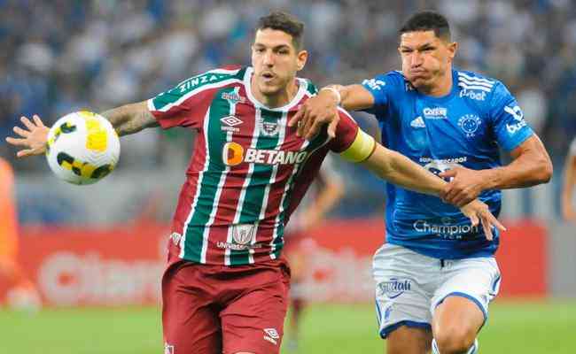 Luvannor e Nino disputam bola durante jogo entre Cruzeiro e Fluminense, pelas oitavas de final da Copa do Brasil