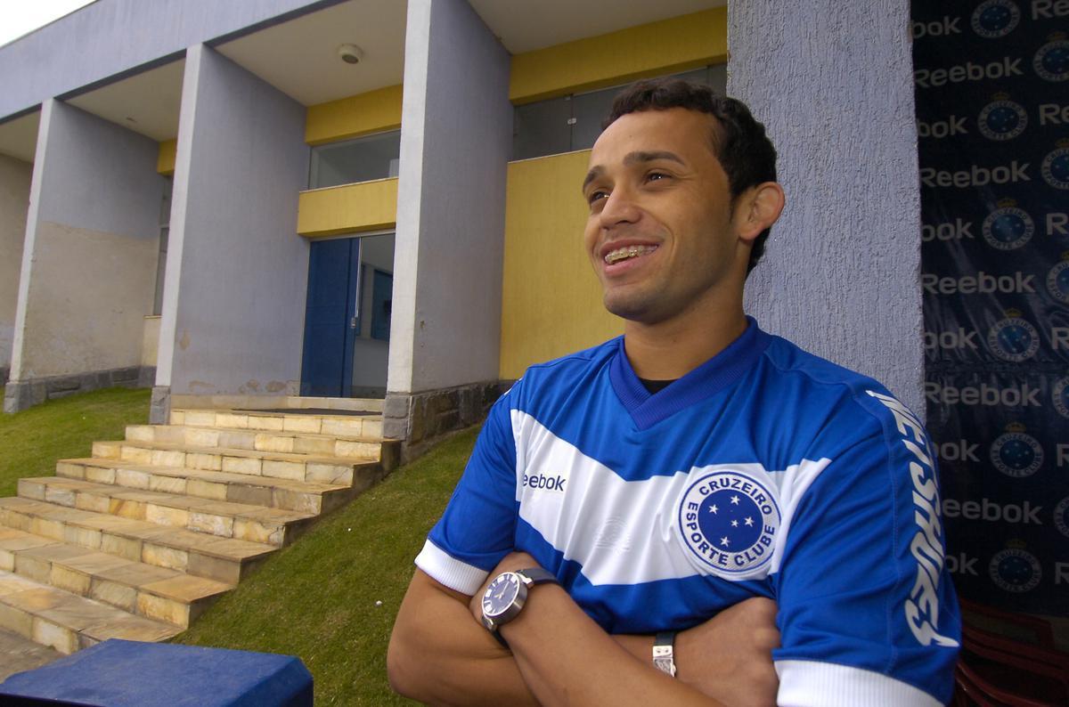 Charles viveu a melhor fase no Cruzeiro entre 2007 e 2008. Com futebol de muita força e garra, o volante também era arma em chutes de longa distância. Em agosto de 2008, foi vendido ao Lokomotiv Moscou, da Rússia, por 5 milhões de euros. Em 2011, voltou ao clube celeste e contribuiu para evitar o rebaixamento ao marcar quatro gols em 16 partidas no Brasileirão. Contudo, caiu de produtividade em 2012 e acabou liberado para defender o Palmeiras. Em 2014, Charles retornou ao Cruzeiro e treinou separado do grupo principal durante um ano e dois meses. A reintegração ocorreu somente em fevereiro de 2015. Naquela temporada, o meio-campista alternou boas e más atuações e se despediu em definitivo em dezembro. No geral, disputou 141 jogos e contabilizou 14 gols. De 2016 a 2020, atuou no Antalyaspor, da Turquia.