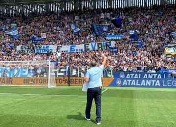 Torcida do Atalanta ovacionou brasileiro no estádio Atleti Azzurri d'Italia, em Bérgamo