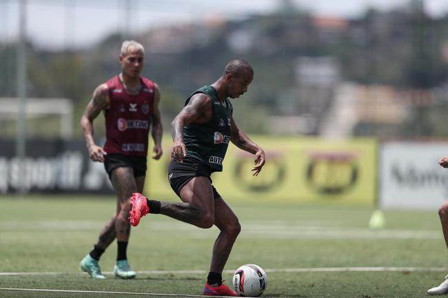 Com seriedade, mas tambm descontrao, o Atltico treinou sob sol forte na manh desta sexta-feira (21), na Cidade do Galo, em Vespasiano. Este foi o quinto dia de pr-temporada para o clube mineiro em 2022, sob o comando do tcnico argentino Antonio 'El Turco' Mohamed. Novas baixas, o volante Allan e o atacante Keno testaram positivo para COVID-19 e no participaram das atividades (ambos cumprem perodo de sete dias de isolamento social).