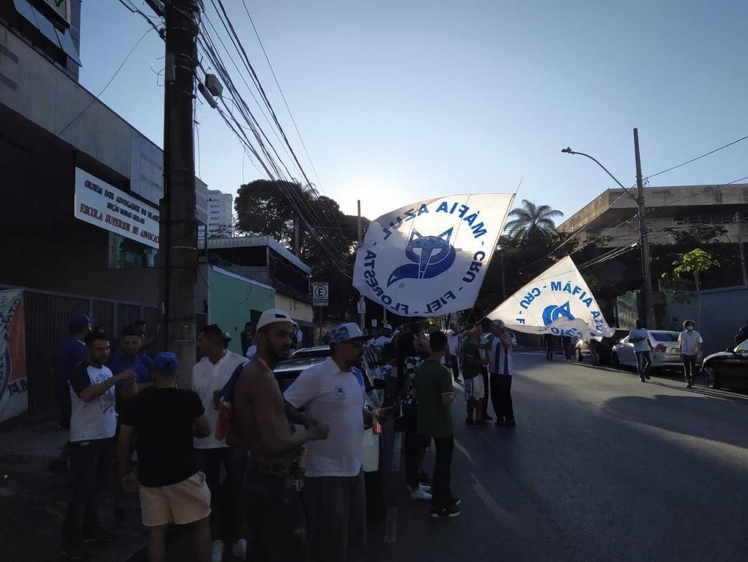 Torcida do Cruzeiro foi em peso ao Parque Esportivo do Barro Preto para fazer press�o pela aprova��o da venda da SAF a Ronaldo