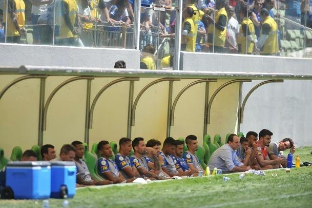 Jogadores do Cruzeiro e tcnico Rogrio Ceni deixaram campo do Independncia muito abatidos depois de derrota por 4 a 1 para o Grmio, pela 18 rodada do Campeonato Brasileiro. Torcida xingou diretoria, em especial o vice-presidente de futebol, Itair Machado