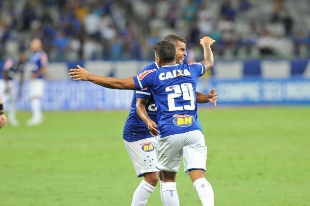 Lucas Romero marcou, de pnalti, seu primeiro gol com a camisa do Cruzeiro