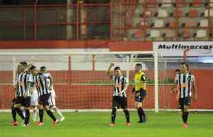 Villa Nova e Atltico se enfrentaram no Alapo do Bonfim, em Nova Lima, pelo Campeonato Mineiro