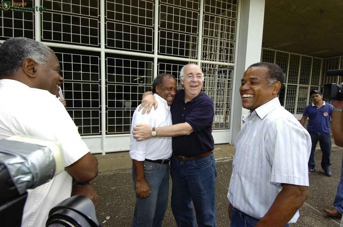 Em 2006, no aniversário de 40 anos do título da Taça Brasil de 1966, reportagem do Estado de Minas e do Superesportes reuniu no Mineirão alguns dos craques do Cruzeiro: Zé Carlos, William, Procópio, Neco, Natal, Dirceu Lopes, Evaldo e Tostão.
