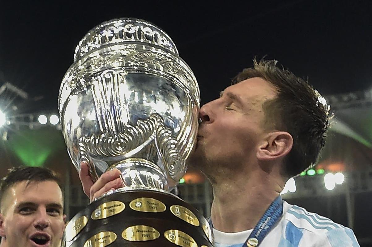 Argentina conquistou 15 ttiulo da Copa Amrica ao vencer o Brasil por 1 a 0, neste sbado, no Maracan. nico gol foi marcado por Di Mara, eleito o destaque da deciso. J o astro Lionel Messi ganhou o prmio de craque da competio.