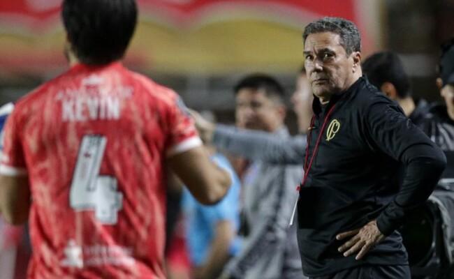 Luxemburgo durante empate contra o Argentinos Jrs