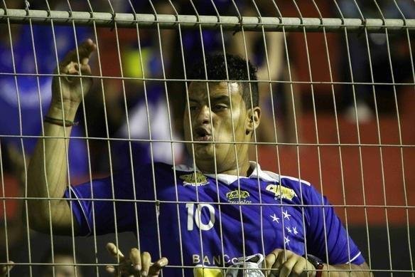 Torcida do Cruzeiro dentro do Barrado, jogo que marcou o tricampeonato brasileiro