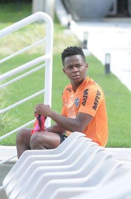 Treino do Atltico nesta segunda-feira, na Cidade do Galo, contou com a volta do meia  Juan Cazares. Direo no chegou a acordo para vend-lo a clube saudita. Tcnico Rafael Dudamel relacionou 23 jogadores para a viagem a Santa Fe, local da estreia na Sul-Americana, quinta-feira, contra o Unin-ARG. Jogador equatoriano ficou fora da lista.