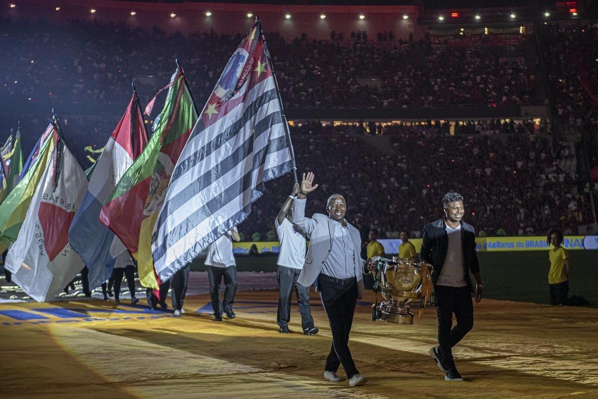Adlio e Edilson Capetinha com o trofu da Copa do Brasil na abertura da final entre Flamengo e Corinthians