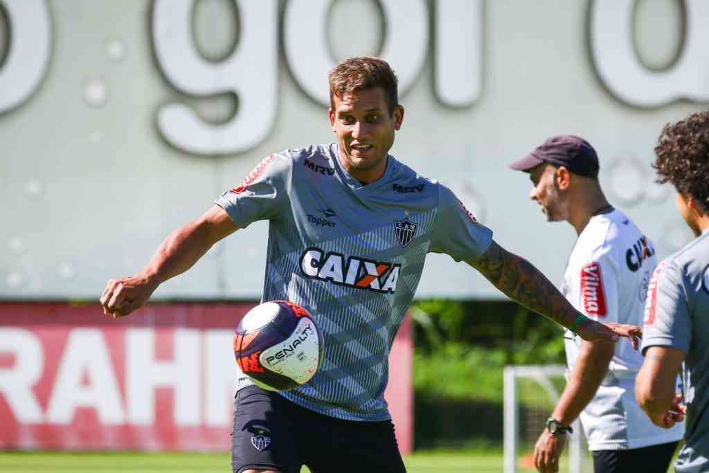 Rafael Moura - embora tivesse o desejo de seguir na Cidade do Galo, Rafael Moura no ter o contrato renovado para 2018. Ele disputou 50 partidas pela equipe em 2017 e marcou 10 gols. O atacante de 34 anos recusou uma oferta do Botafogo e vai acertar nos prximos dias com o Amrica. Alm da possibilidade de trabalhar sob o comando do tcnico Enderson Moreira, Moura pretende ficar prximo dos familiares na capital mineira.