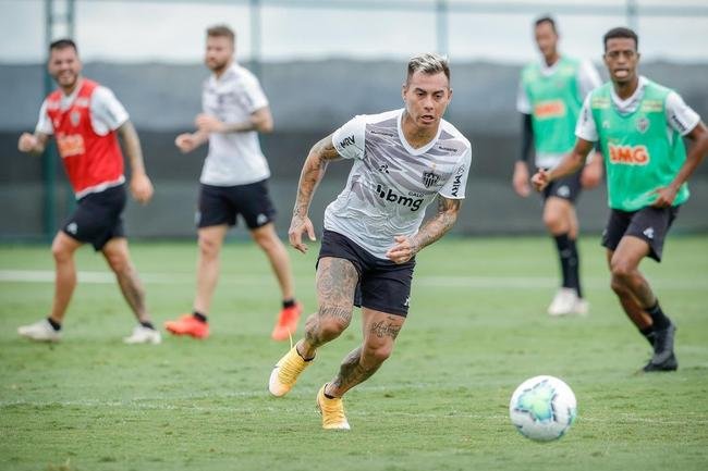 10 - Reformulao do elenco (maro a novembro): Mesmo em meio  queda de receitas decorrente da pandemia, o Atltico aumentou o investimento no futebol, com a ajuda de parceiros. Alexandre Mattos e Jorge Sampaoli lideraram uma reformulao significativa no elenco, que envolveu a sada de 19 jogadores e a chegada de 12 entre maro e novembro. Deixaram o clube nomes contestados, como Ricardo Oliveira, Patric, Franco Di Santo, Fbio Santos e Cazares, por exemplo; por outro lado, o grupo foi reforado com peas importantes, como Everson, Junior Alonso, Matas Zaracho, Keno e Eduardo Vargas.